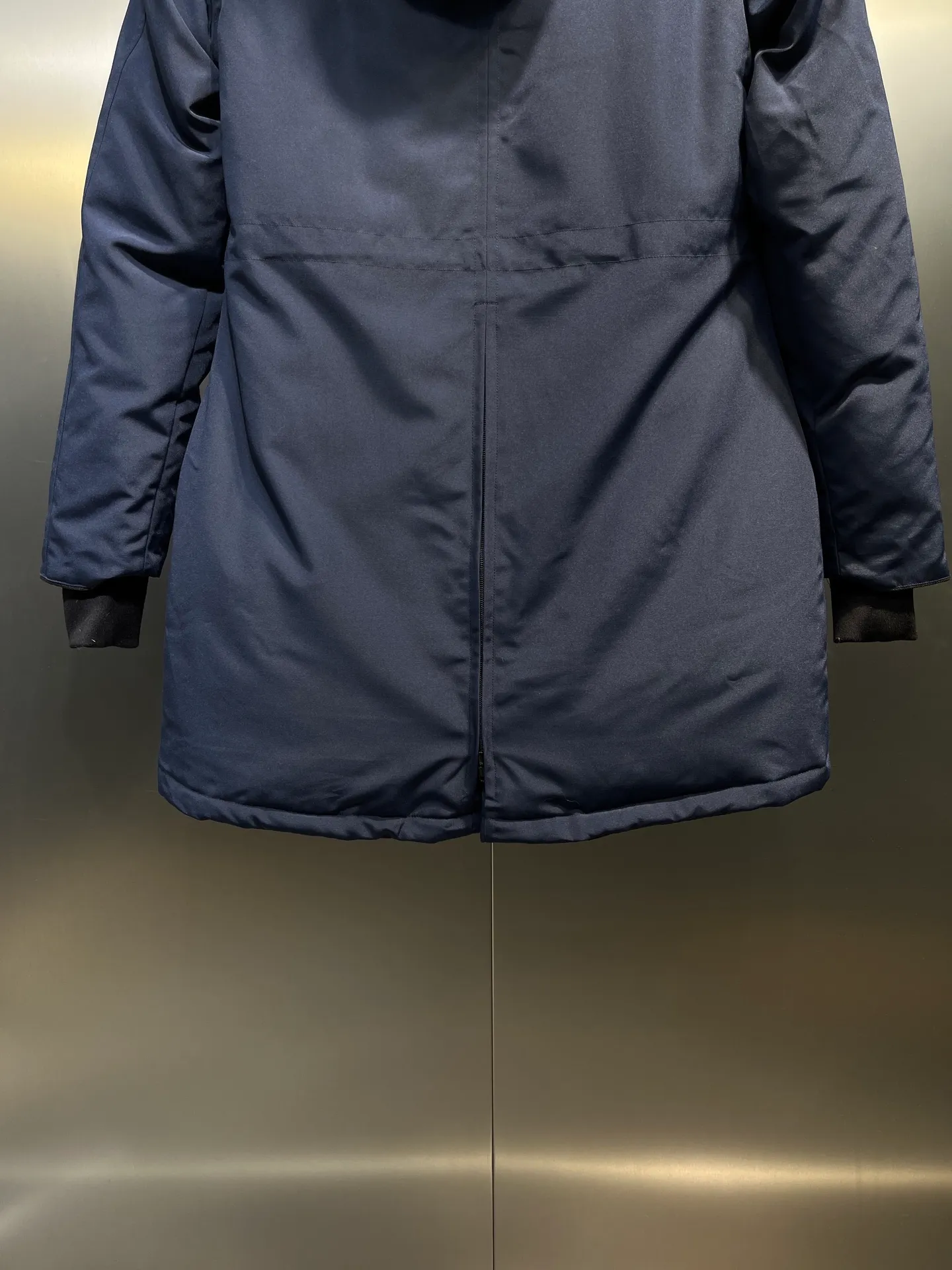 P860 Canada goose/Canada Goose 05 model 2580LA CANADA GOOSE/Canada Goose Rossclair parka women's down jacket, authentic original clothing molding, all accessories are custom-made from the original factory. This model is very unique. The zipper at the back can be opened to change into a dovetail style, with diagonal pockets and a layer of hidden pockets underneath. The official website has become a popular model. The softness and hardness of the fabric are compared with the genuine ones. It can be restored by kneading at will (fabric misunderstanding: fabrics with high hardness are not waterproof. Only those who buy the latest genuine version this year will notice the softness and comfort of the fabrics). The down is synchronized with the genuine white duck down. It is fluffy and not lumpy. The electronically controlled down charging machine is used to fill the zippers with customized genuine YKK zippers. High hardness and no lag. The fur collar is purchased from the same manufacturer as Wolf Hair. (Cooperative factory 2019 Canadian wolf skin auction and Big Goose official auction of wolf skin fur collars on the same site) All workmanship and wiring are controlled by workers with more than ten years of service. They must be horizontal and vertical, and are not crooked. The density of the inner wiring is more exquisite. Compare at will. Big goose label, collar label, washed label, hang tag, zipper rope, pocket label, back label, collar velvet, Velcro fasteners, all details of the cuffs are updated simultaneously with the original product, the best version, and the most complete color matching. The fighter in World 05 battles various world goods. Size: XS-XL